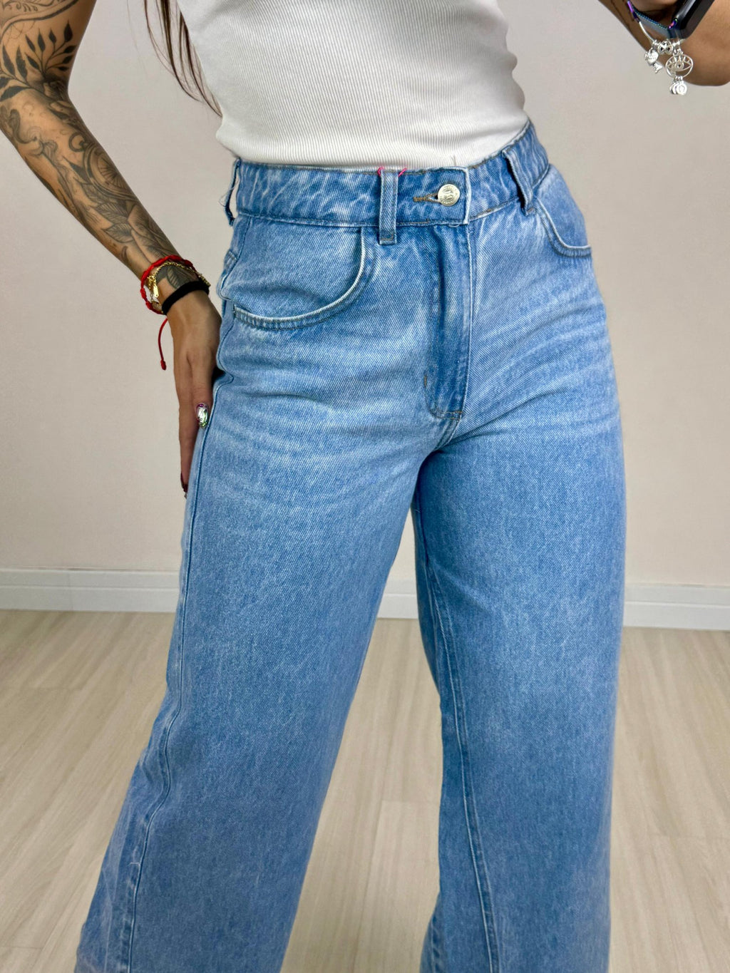 Calça Jeans Wide Leg com Barra Desfiada jeans claro