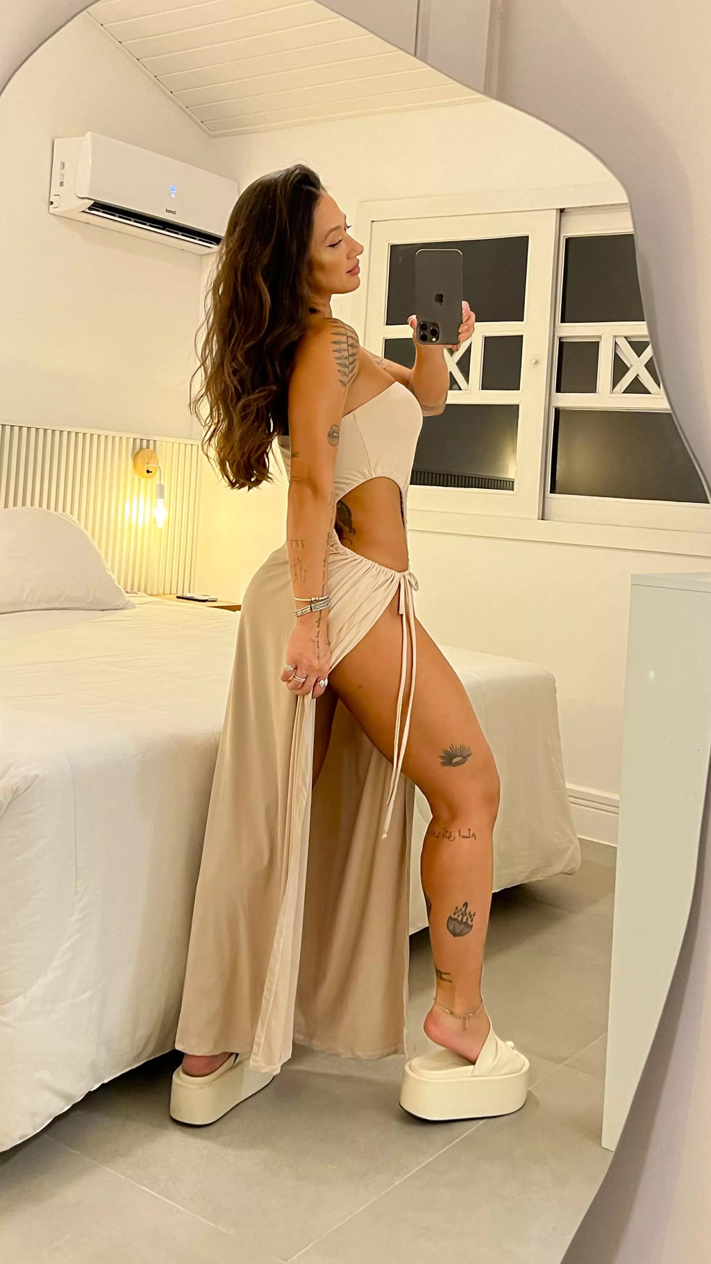 Vestido Bodysuit Bandeau com Fenda Lateral e Amarração praia noite