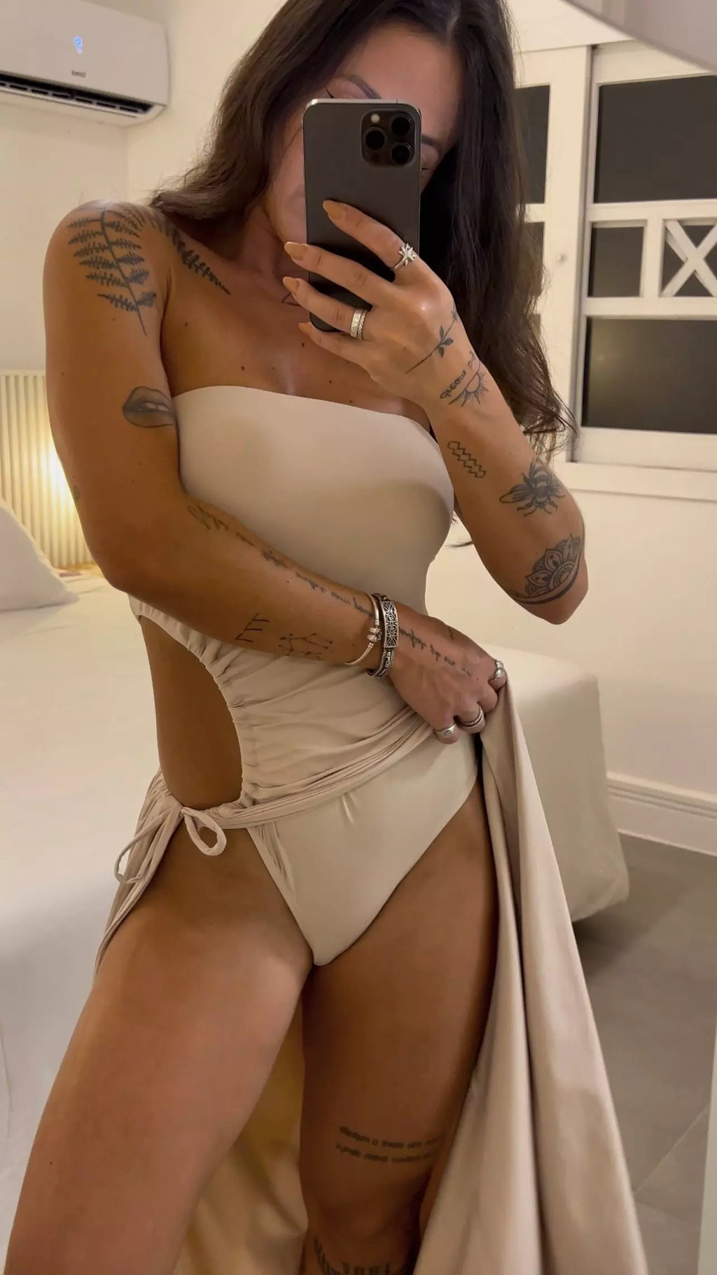 Vestido Bodysuit Bandeau com Fenda Lateral e Amarração praia noite