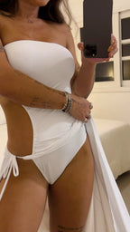 Vestido Bodysuit Bandeau com Fenda Lateral e Amarração praia noite