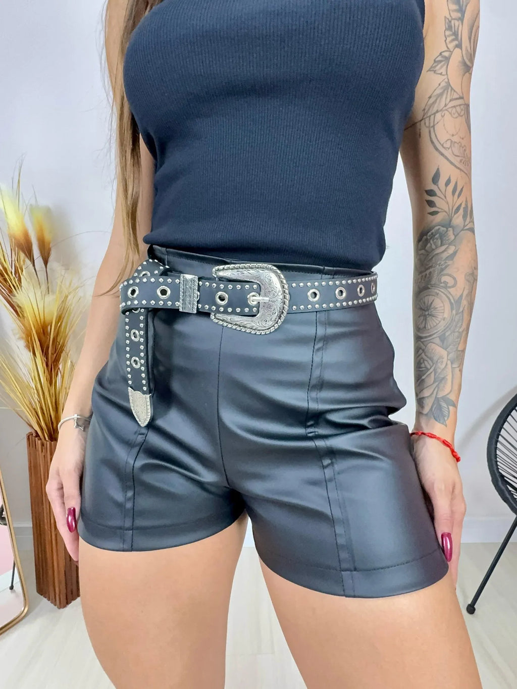 Short Couro com Costura Frontal preto