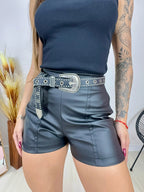Short Couro com Costura Frontal preto