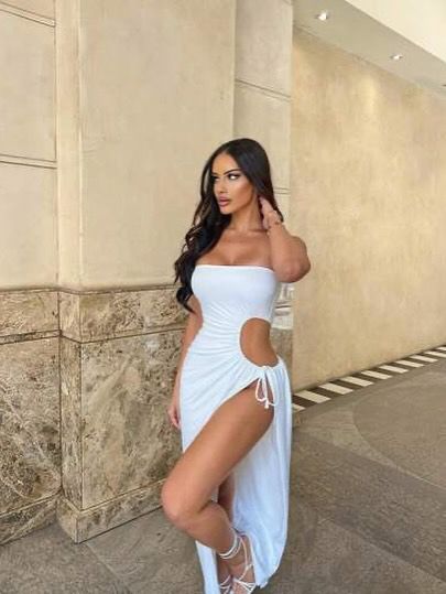 Vestido Bodysuit Bandeau com Fenda Lateral e Amarração praia noite